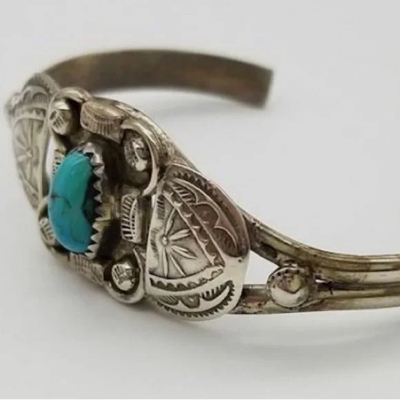 Rare, detailed antique turquoise cuff, for delicate wrist, see measurements - Picture 2 of 5